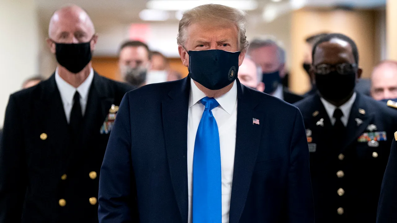 Donald Trump, văzut pentru prima dată purtând masca în public, de la începutul pandemiei de Covid-19