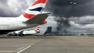 Incendiu violent lângă Aeroportul Heathrow din Londra. Un nor negru de fum acoperă cerul în capitala britanică | VIDEO, FOTO