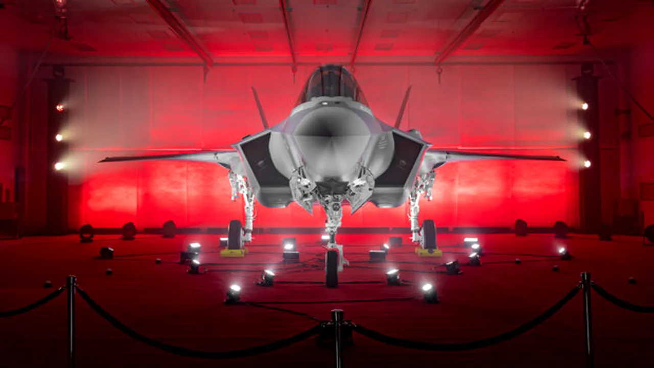 Compania Lockheed Martin a prezentat guvernului polonez primul F-35 produs pentru armata Poloniei. Avioanele vor fi numite „Husarz” pentru a comemora unitatea de cavalerie de elită a Poloniei