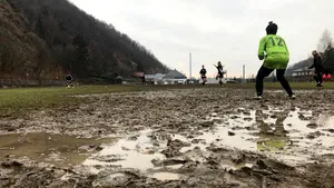 Meci de fotbal feminin jucat în mocirlă. Ce spune Federaţia Română de Fotbal?