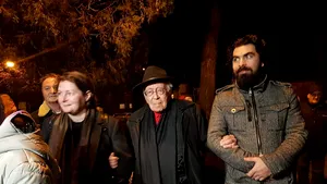 Proteste faţă de Guvern în marile ORAŞE. La 101 de ani, filozoful Mihai Şora a fost în stradă. La Cluj, printre colinde de Crăciun se cer demisii/ Număr mare de oameni la Sibiu