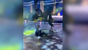 Atac al activiştilor într-un studio TV: au fost puşi la pământ în direct de camera manevrată din regie