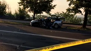 Doi tineri au murit după ce maşinile pe care le conduceau s-au ciocnit violent pe o stradă din Galaţi | FOTO