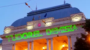 Nou protest la universitatea din Iaşi. Mesajul „Tudorel demisia”, proiectat pe clădire | FOTO