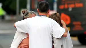 Scrisoare EMOŢIONANTĂ pentru Ariana Grande, de la un tată a trei fete, fanele artistei: ”Ai grijă de tine. Fanii tăi nu pleacă nicăieri”