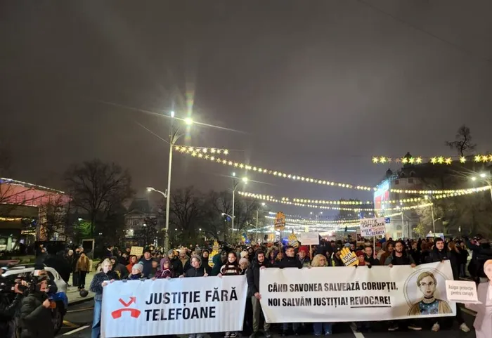 SOCIAL A cincea zi de proteste pentru o justiție independentă. Aproximativ 10.000 de oameni în marș spre Piața Victoriei: „Lia, Lia, te așteaptă pușcăria”