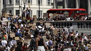 GALERIE FOTO | Protestele din Statele Unite au ”trecut” Oceanul. Începe să fiarbă şi Europa: manifestaţii în Anglia, Germania şi Danemarca