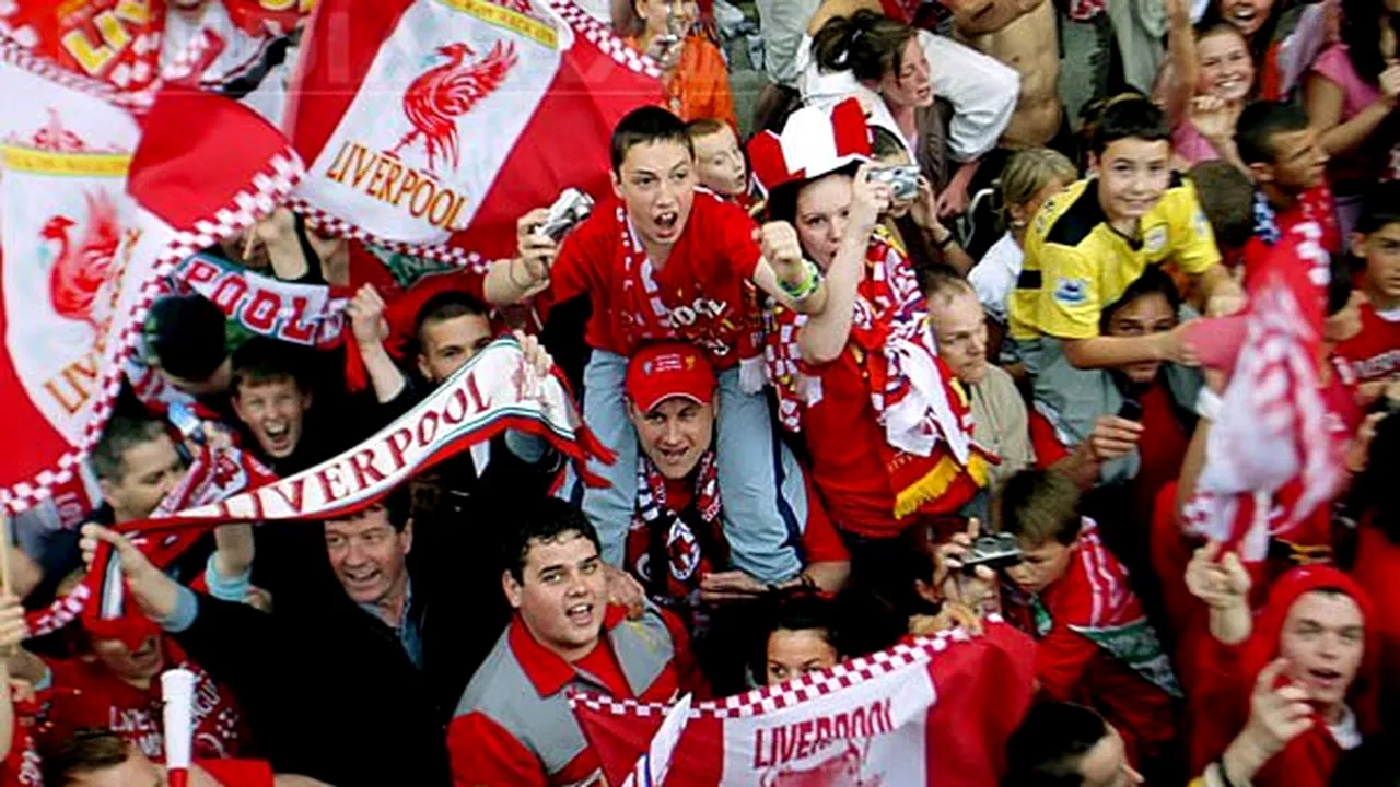 Suporteri ai Liverpool au protestat faţă de conducerea clubului dând foc unui drapel american