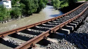 Trenuri anulate sau deviate pe alte rute în urma inundaţiilor şi alunecărilor de teren