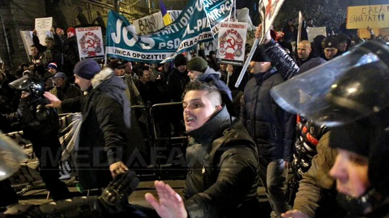 Cinci oameni au primit îngrijiri după conflictul dintre manifestanţi şi jandarmi