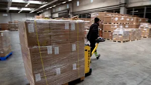 Afaceri cu suferinţa lumii. Franţa şi Canada acuză SUA că le-au ”furat” măştile comandate în China. Reacţia americanilor