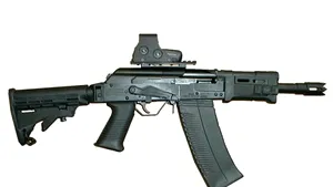 Acord fără precedent între Rusia şi SUA: Arme semiautomate ruseşti, livrate poliţiei americane