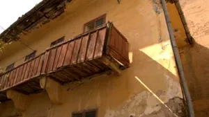 Angajaţi în pericol | Clădirile degradate, cu igrasie şi mucegai, ale Arhivelor Naţionale din Cluj, reprezintă un risc pentru cele 18 persoane care lucrează în instituţie - FOTO