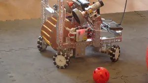 Un robot şi un satelit cât o cutie de suc ar putea duce elevii din Constanţa la competiţii în SUA