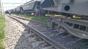 Linia de cale ferată Gledin Monor - Râpa de Jos este din nou în circulaţie după ce un tren de marfă a deraiat