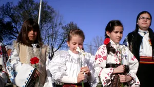 Covor de flori şi copii în port popular românesc de sărbătoarea Floriilor, la Miercurea Ciuc - FOTO