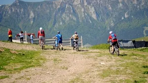 Alertă pe Valea Prahovei. Incendiu într-o pădure din Sinaia, în apropierea unei cabane