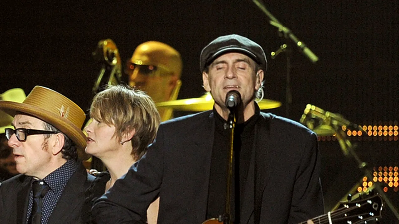 Elvis Costello, supus unei intervenţii de eliminare a unei tumori canceroase 