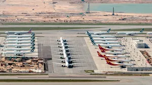 Compania aeriană care concediază 1.000 de angajaţi şi taie salariile celor care rămân