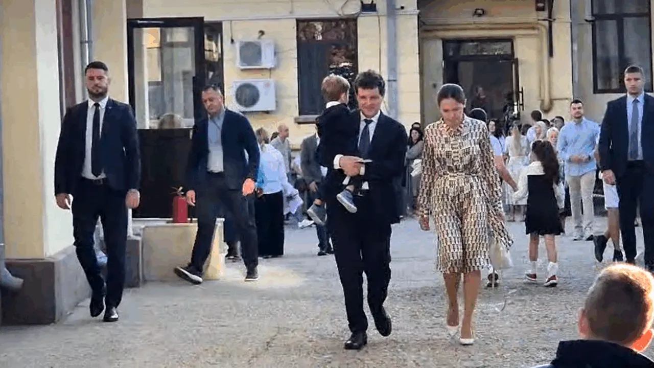 Nicușor Dan și-a dus copilul la școală, în prima zi. Se va întâlni cu profesorii la Cotroceni / De ce n-a participat la festivitatea de început de an