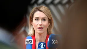 Politico: Franța și Germania propun o reformă a politicii externe a UE. Chestionar trimis către toate statele