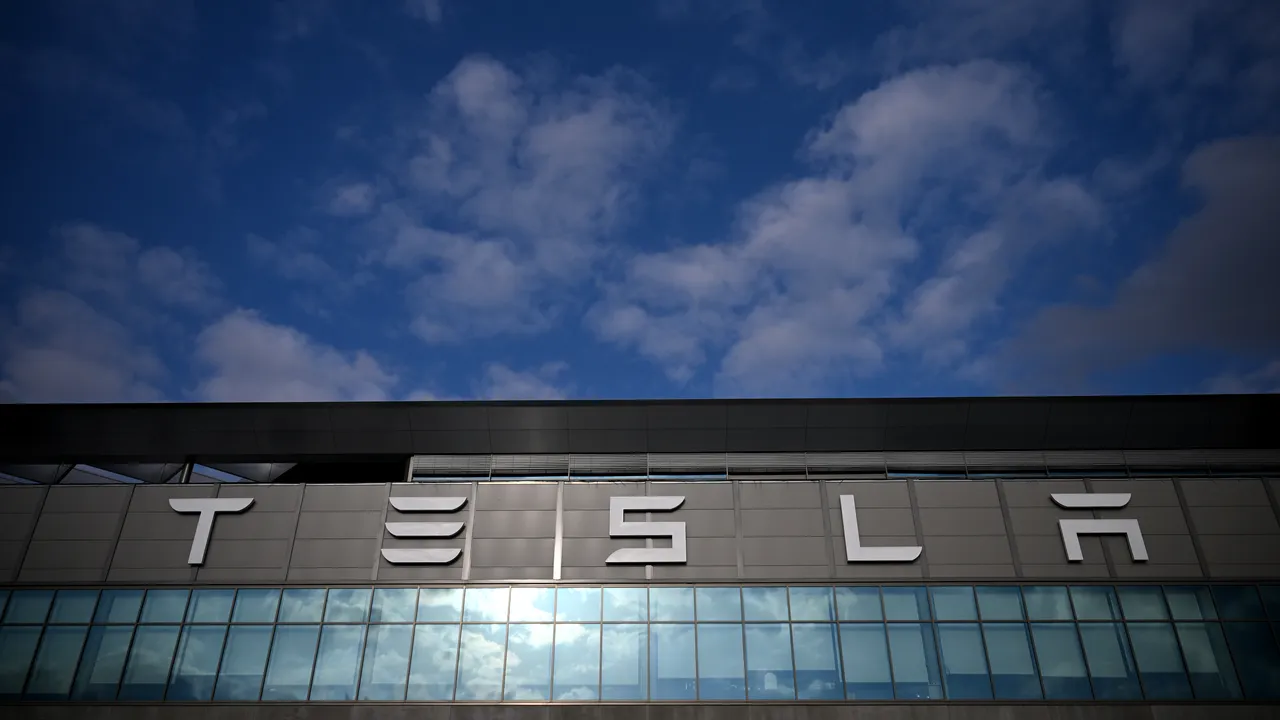 Tesla a primit aproape 200 de milioane de lire sterline din granturi britanice începând cu 2016