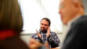 Folytatja a tiltakozást a DNA előtt Liviu Pleşoianu szociáldemokrata képviselő