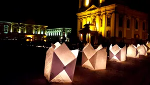 GALERIE FOTO Festivalului Luminii a adus magia în centrul Timişoarei: Mii de candele, spectacole cu foc, jonglerii incandescente