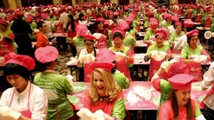 RECORD Guinness: 511 persoane au aruncat şi învârtit în aer aluat de pizza, simultan, în China - VIDEO