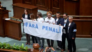 Modificările la CODUL Penal au trecut de Senat/ UDMR nu a votat abuzul în serviciu, în schimb a asigurat cvorumul de şedinţă/ Banner al opoziţiei: 