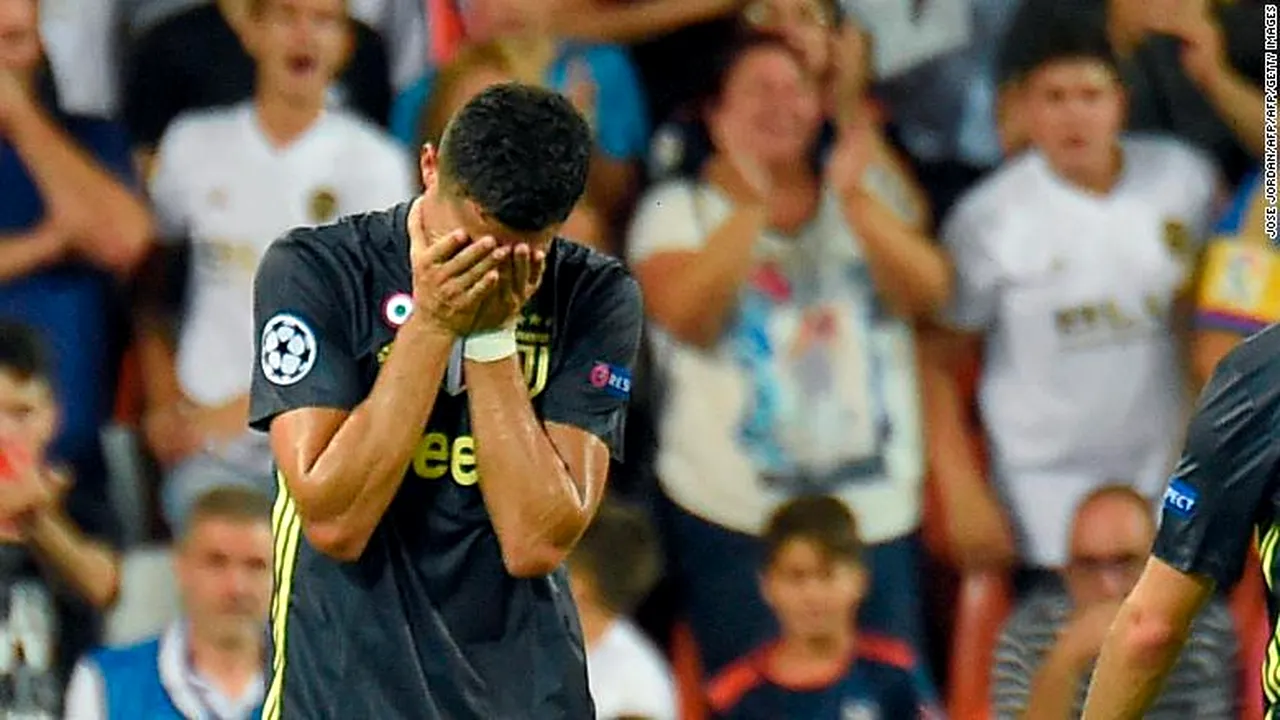 Ronaldo a plâns de nervi şi s-a certat cu arbitrul când a văzut ca a primit cartonaşul roşu. Fotbalistul a fost sfătuit să conteste eliminarea