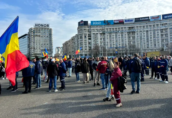 FOTO&VIDEO UPDATE. Protest al minerilor în fața Guvernului. Ce nemulțumiri au aceștia / Îmbrânceli între jandarmi și minerii participanți
