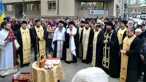 #COLECTIV: Slujbă de pomenire pentru cei 64 de tineri care şi-au pierdut viaţa în urma tragediei/ Zeci de oameni au venit pentru a aprinde lumânări şi a se ruga | FOTO, VIDEO