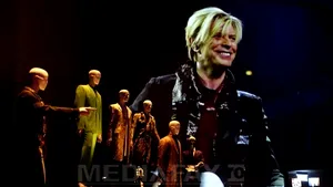 David Bowie a revenit la Berlin, sub forma unei expoziţii de amploare care îi este dedicată - FOTO