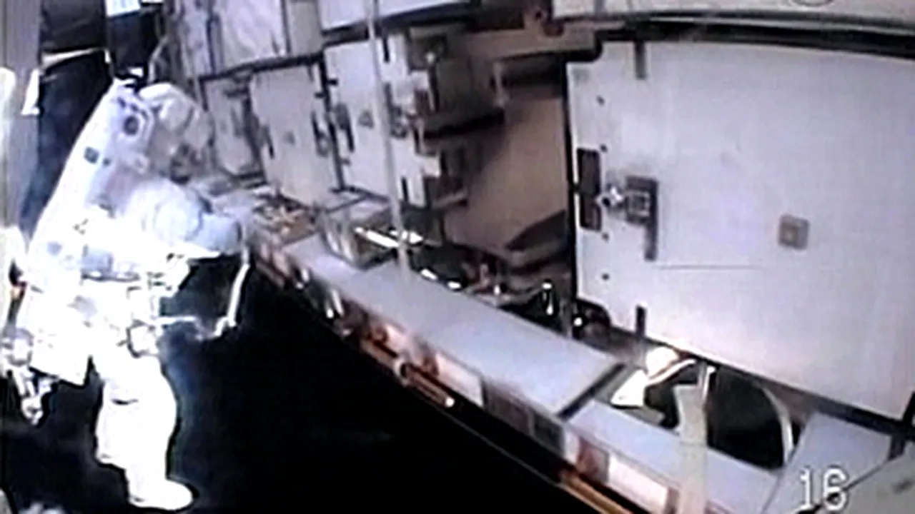 O ieşire pe orbită a astronauţilor de pe Endeavour, afectată de o defecţiune tehnică