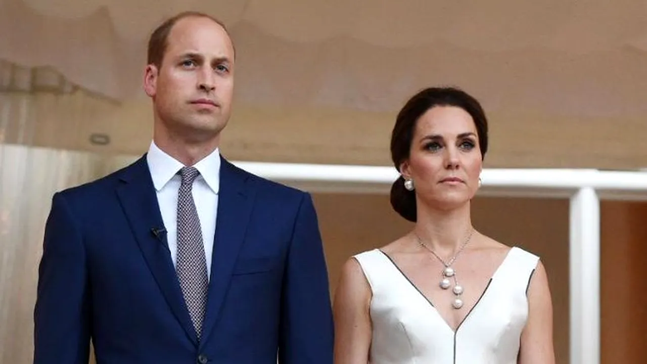 FOTO | Glamour diplomatic: Ducesa de Cambridge i-a cucerit pe polonezi într-o rochie de cocktail creată de un designer local, care a îmbrăcat-o şi pe Halle Berry