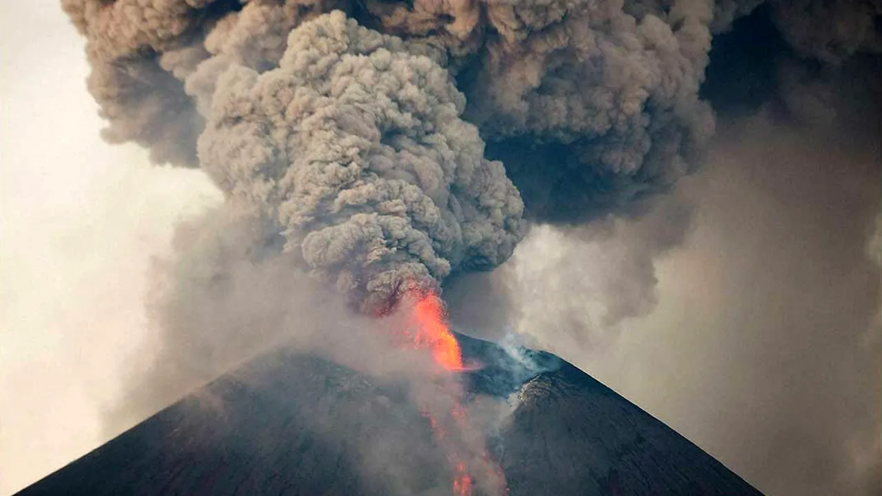 Stare de alertă în Mexic. Vulcanul Popocatepetl a început să arunce gaze şi fragmente de roci încinse