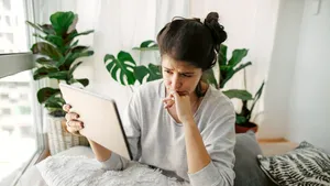 Ce se întâmplă cu psihicul oamenilor după o perioadă lungă de izolare. Psiholog: Avem persoane care ne sună, mă înţeapă inima, îmi amorţeşte o mână, fac infarct sau ce se întâmplă