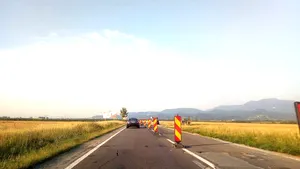 FOTO | Drumul spre zona turistică Bran-Moieciu, plin de gropi. Autorităţile cer CNAIR reparaţii provizorii
