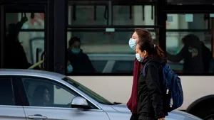 Masca de protecţie, eficientă împotriva virusurilor şi poluării. Numărul pacienţior cu probleme respiratorii a scăzut anul acesta