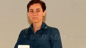 Rohani o felicită pe Twitter pe câştigătoarea medaliei Fields, publicând o fotografie cu ea fără văl