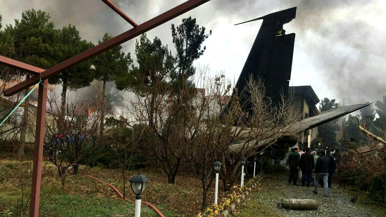 Un avion cargo Boeing 707 s-a prăbuşit în apropierea Teheranului. Primele imagini