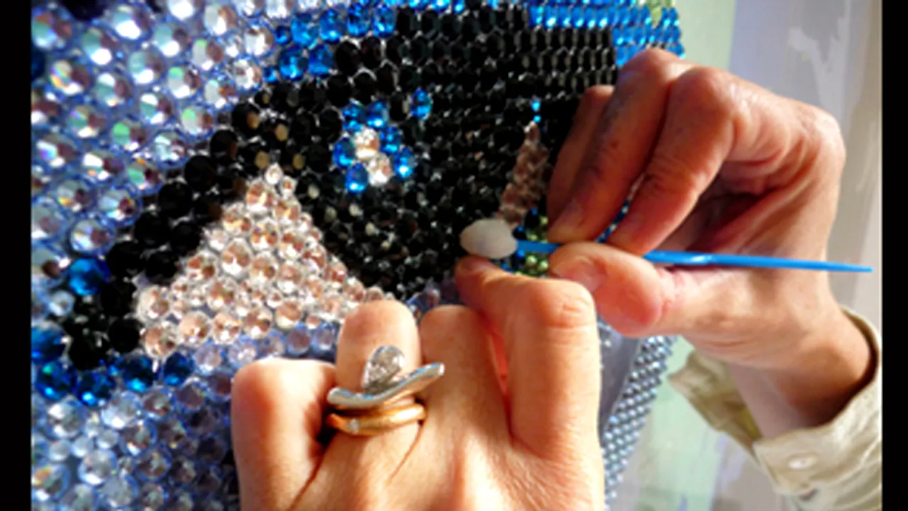 Ronaldo a primit un tablou încrestat cu cristale Swarovski, în care apare dând celebru golul din foarfecă | FOTO