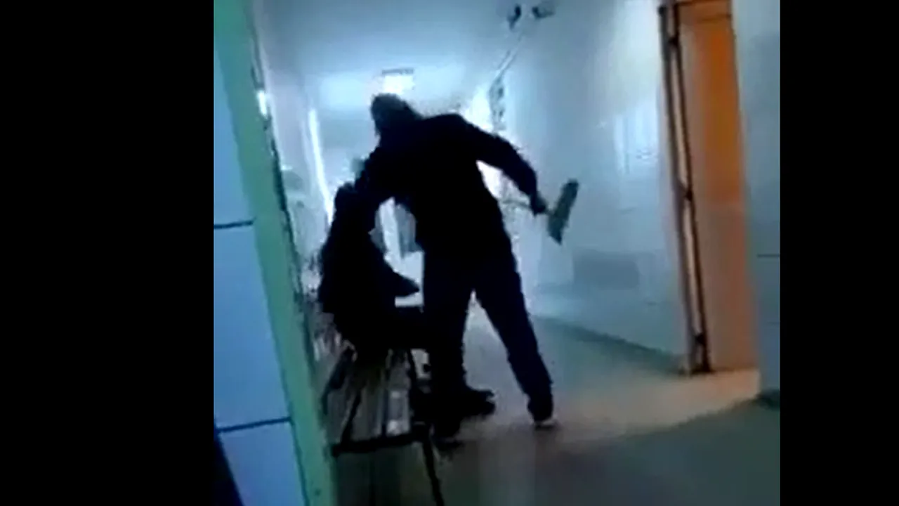 Sancţiuni la spitalul din Reşiţa după ce un bărbat a fost târât pe hol şi dat afară cu mătura