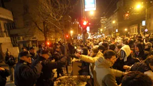 Belgrad: Proteste soldate cu 60 de răniţi şi pagube la ambasada Sloveniei
