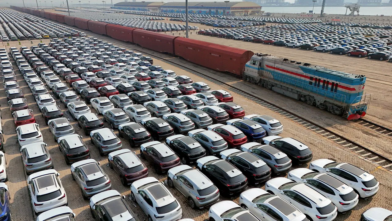 Vânzările de maşini electrice vor creşte în 2024 datorită cererii puternice din China
