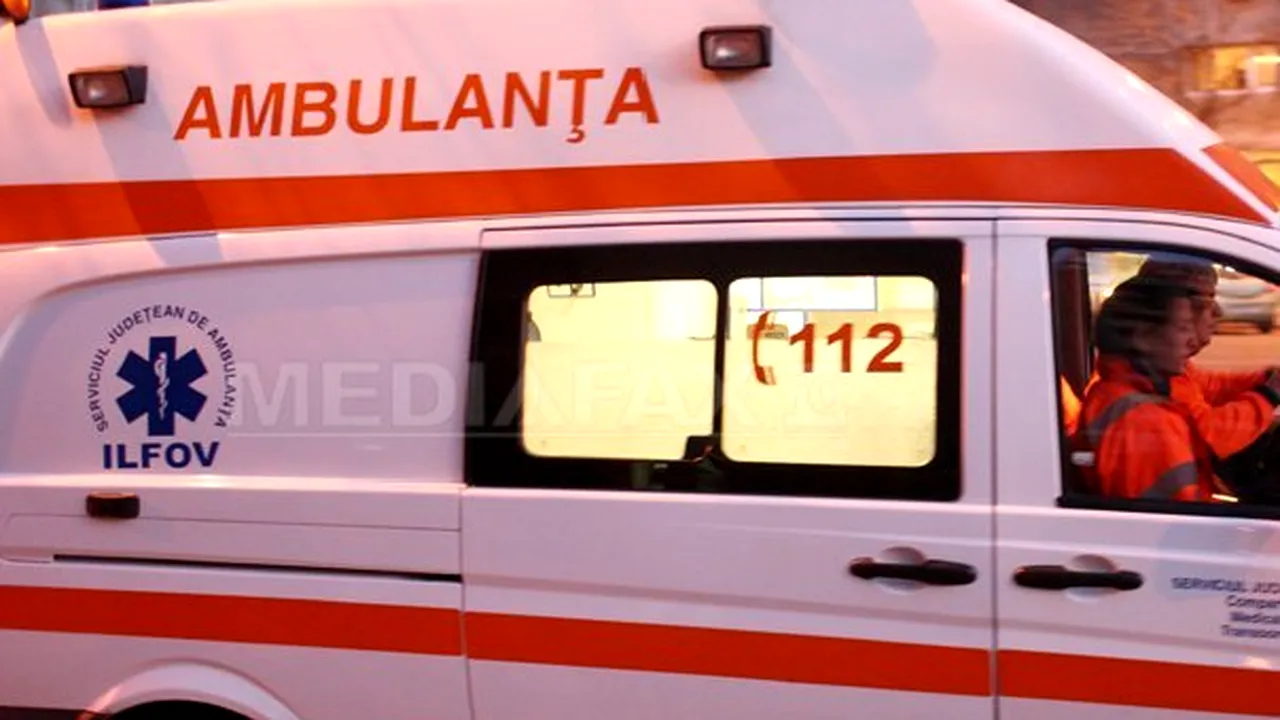 Zece autovehicule, din care două TIR-uri, implicate într-un accident pe A1. Un echipaj medical a luat-o pe jos pentru a ajunge la o femeie rănită