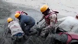 VIDEO Bărbat salvat dintr-un tunel, după ce un gheţar din Himalaya s-a desprins în India. Cel puţin 9 morţi şi 140 dispăruţi