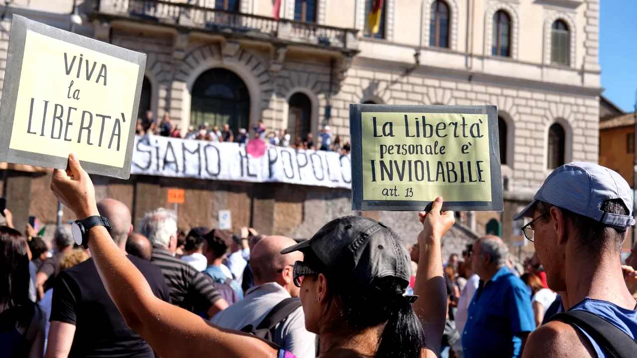 VIDEO Negaţioniştii au ieşit în stradă la Roma. Protest împotriva 