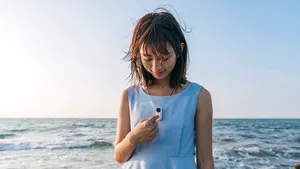 Insta360 Go 2, camera de acţiune de dimensiuni mici, care poate fi purtată la gât